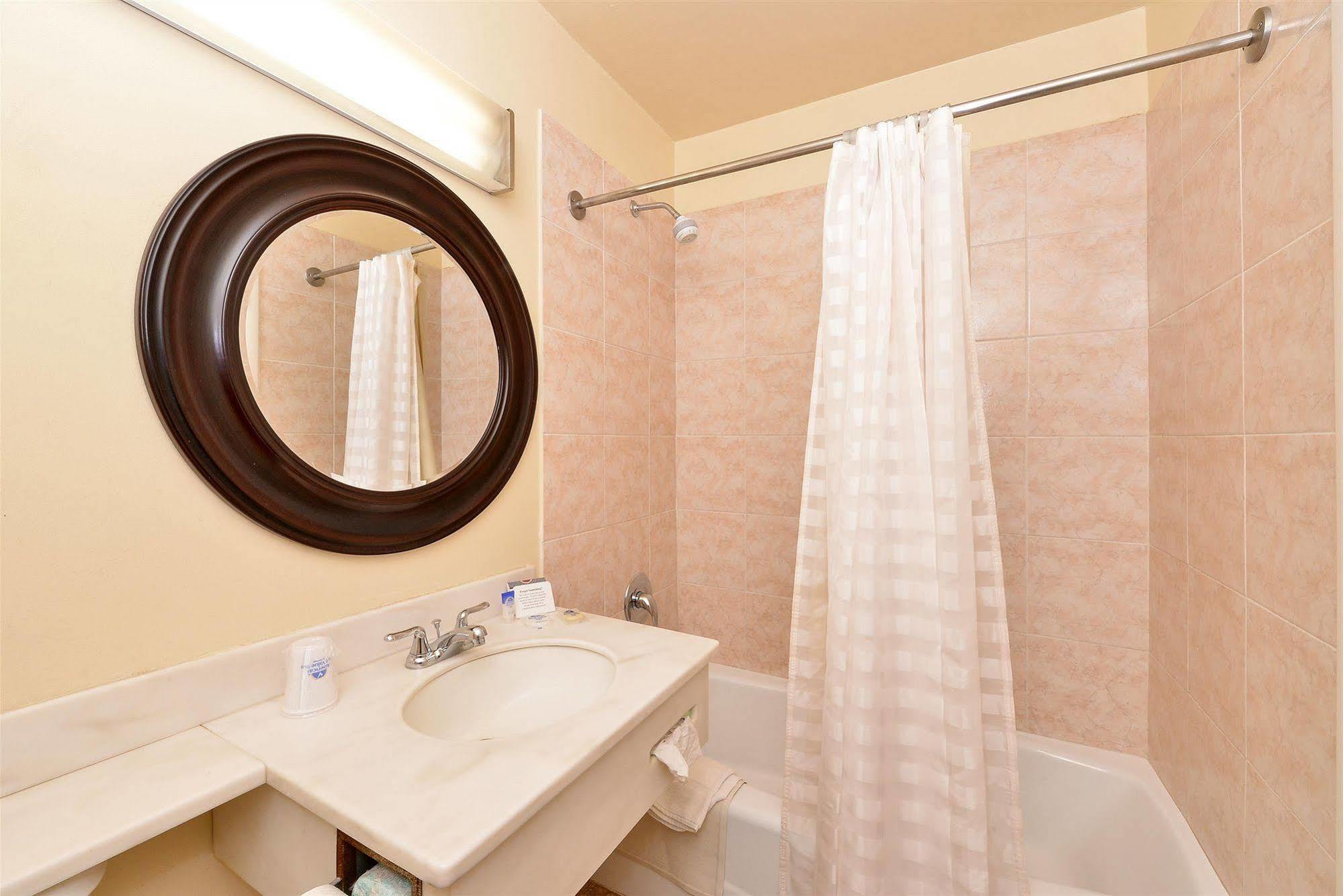 Americas Best Value Inn Ashtabula/Austinburg Екстер'єр фото